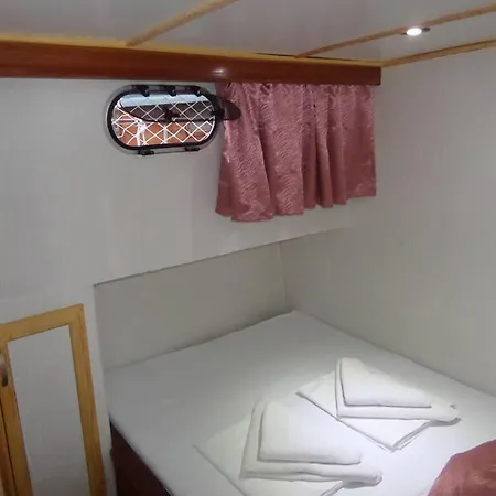 Ide Yacht ספינת מלון *