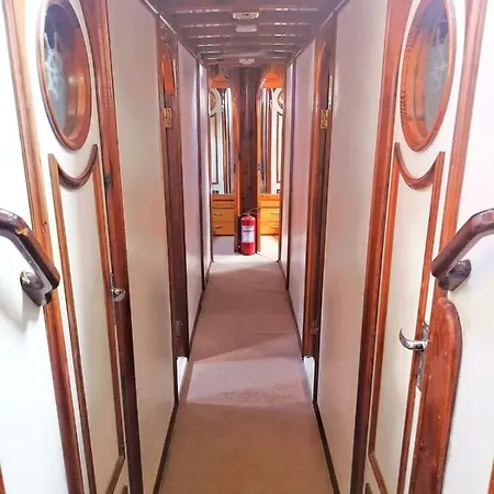Ide Yacht ספינת מלון *