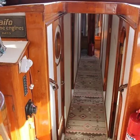 Ide Yacht 보트호텔 말마리스