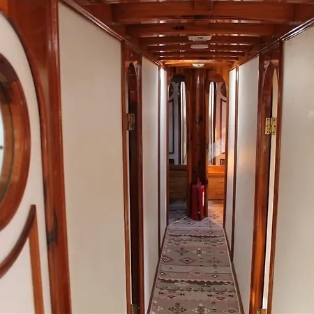 Ide Yacht 보트호텔 *
