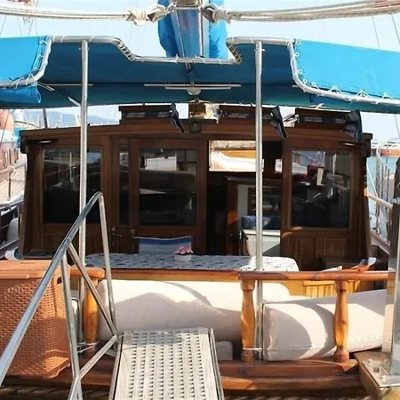Ide Yacht 보트호텔 *