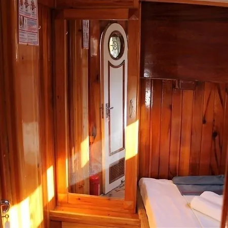 Ide Yacht 보트호텔